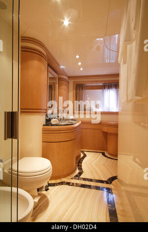 Badezimmer von der master-Kabine, Leonardo II, ein Kreuzer gebaut von Azimut, Bootstyp: Leonardo 98, Länge: 30,15 m, Baujahr 2004 Stockfoto