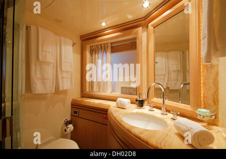 Badezimmer von der VIP-Kabine, Leonardo II, ein Kreuzer, gebaut von Azimut, Bootstyp: Leonardo 98, Länge: 30,15 m, Baujahr 2004 Stockfoto