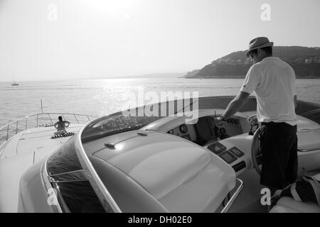 Kapitän am Steuer auf der Flybridge, Leonardo II, ein Kreuzer, gebaut von Azimut, Bootstyp: Leonardo 98, Länge: 30,15 m Stockfoto