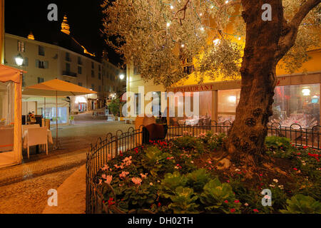 Fußgängerzone mit Restaurants in der Nacht, Menton, Département Alpes-Maritimes, Région Provence Alpes Côte d ' Azur, Frankreich Stockfoto