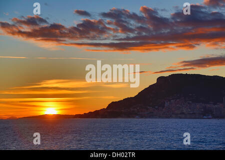 Fürstentum Monaco angesehen von Cap Martin bei Sonnenuntergang, Département Alpes-Maritimes, Région Provence-Alpes-Côte d ' Azur Stockfoto