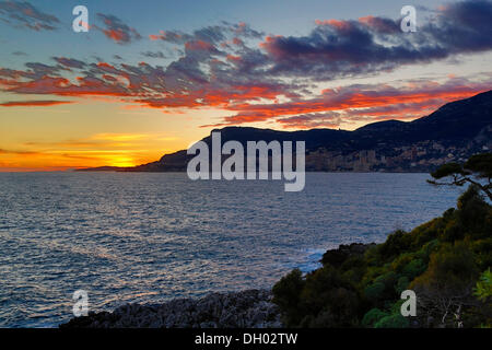 Fürstentum Monaco angesehen von Cap Martin bei Sonnenuntergang, Département Alpes-Maritimes, Région Provence-Alpes-Côte d ' Azur Stockfoto