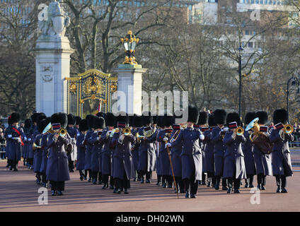 Wachablösung vor dem Buckingham Palace, Soldaten tragen eine graue uniforme, militärische Band, City of Westminster, London Stockfoto