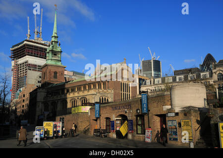 All Hallows durch den Turm der Kirche vor dem Hochhaus Baustelle 20 Fenchurch Street, City of London, London Stockfoto