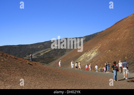 Touristen, die den Ätna, Sizilien Stockfoto