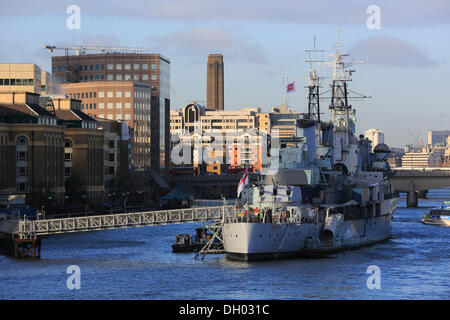 Themse, HMS Belfast Museumsschiff gesehen von der Tower Bridge, City of London, London, London Region, England, Vereinigtes Königreich Stockfoto