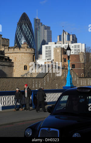 Der Tower of London vor Abbey Business Centre, The Gherkin, betrachtet von Tower Bridge, City of London, London Stockfoto