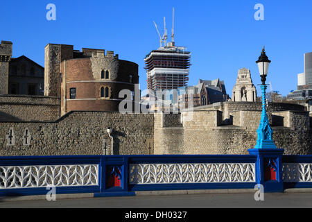 Der Tower of London, gesehen aus dem Ansatz der Tower Bridge, Blick in Richtung Port of London Authority Building und die Stockfoto