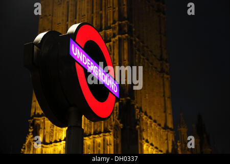 Zeichen der U-Bahn-Station Westminster vor Elizabeth Tower oder Big Ben am Abend, City of Westminster, London Stockfoto