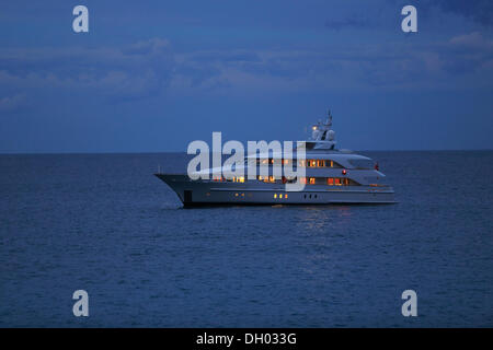 Motoryacht "Kleine Fische", z. B. Jangada, Heesen Yachts Werft, Länge 39,80 m, Baujahr 2001, am Cap Martin in die Richtung Stockfoto