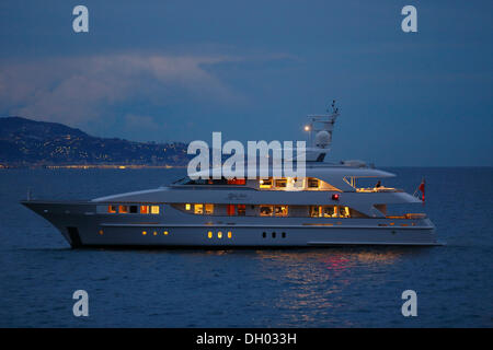 Motoryacht "Kleine Fische", z. B. Jangada, Heesen Yachts Werft, Länge 39,80 m, Baujahr 2001, am Cap Martin in die Richtung Stockfoto