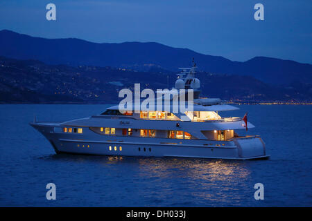 Motoryacht "Kleine Fische", z. B. Jangada, Heesen Yachts Werft, Länge 39,80 m, Baujahr 2001, am Cap Martin in die Richtung Stockfoto