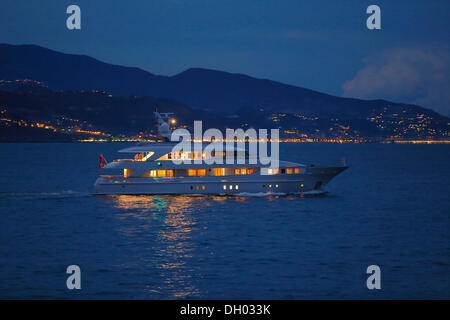 Motoryacht "Kleine Fische", z. B. Jangada, Heesen Yachts Werft, Länge 39,80 m, Baujahr 2001, am Cap Martin in die Richtung Stockfoto