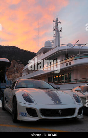 Ferrari vor die Motoryacht "Siran" im Port Hercule bei Dämmerung, Fürstentum Monaco, Monaco, Monaco Stockfoto
