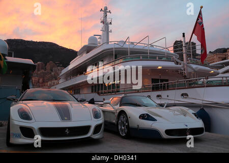 Maserati und Ferrari vor die Motoryacht "Siran" im Port Hercule bei Dämmerung, Fürstentum Monaco, Monaco, Monaco Stockfoto