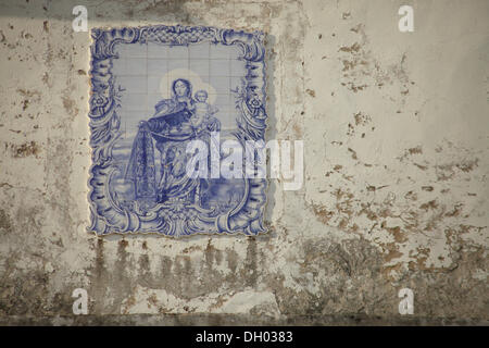 Typischen blaue Kacheln, Azulejos an der Igreja de Nossa Senhora Do Carmo Kirche Tavira, Algarve, Portugal, Europa Stockfoto