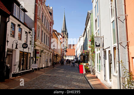 Rote Straße, Straße mit Blick auf die Kirche von St. Nikolaus, Flensburg, Schleswig-Holstein Stockfoto