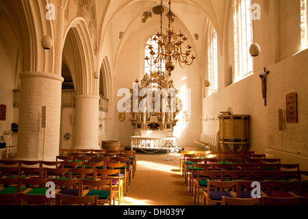 Interieur und Altar der Heiligen-Geist-Kirche oder Helligåndskirken, Hauptkirche der dänischen Kirche in Flensburg, Schleswig-Holstein Stockfoto