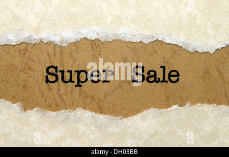 Super Sale Text auf Papier Loch Stockfoto