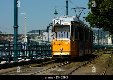 Nummer zwei Straßenbahn verläuft auf der Pestseite der Donau mit Blick auf Buda-Seite der Stadt Stockfoto