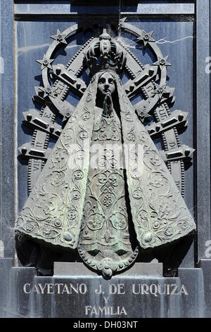 Statue auf einem Grab Friedhof La Recoleta in Buenos Aires, Argentinien, Südamerika Stockfoto