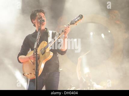 Las Vegas, NV, USA. 27. Oktober 2013. Vampire Weekend, Ezra Koenig, auf der Bühne in der Innenstadt von Phase in die Teilnehmerliste für 2013 Leben ist schöner Festival - Sonne, Las Vegas, NV 27. Oktober 2013. © James Atoa/Everett Collection/Alamy Live-Nachrichten Stockfoto