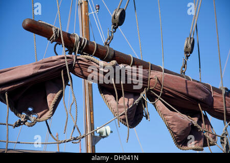 Gesammelten Segel von ein kleines Segelschiff im Hafen von Greifswald, Mecklenburg-Vorpommern Stockfoto