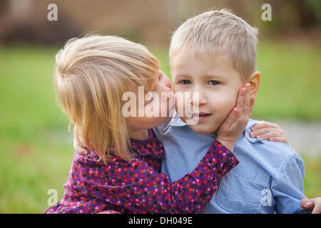 Kleines Mädchen küssen einen kleiner Junge, Deutschland Stockfoto