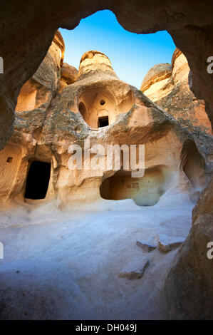 Frühe christliche Kirche in der Feenkamine, rock-Formationen, in der Nähe von Zelve, Kappadokien, Türkei Stockfoto