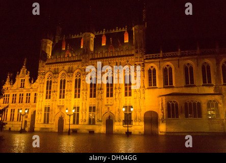 Das 14. Jahrhundert Rathaus oder Stadhuis in Burgplatz, in der Nacht, Brügge, Belgien. Stockfoto