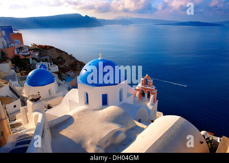 Blaue Kuppel byzantinisch-orthodoxen Kirchen, Oia, ia, Santorini, Kykladen, Griechenland, Europa Stockfoto