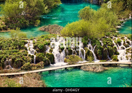 Kaskaden von Wasser laufen über die Travertin Einlagen zwischen den Seen von Plitvice Nationalpark Plitvicer Seen Stockfoto