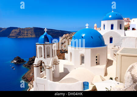 Blaue Kuppel byzantinisch-orthodoxen Kirchen, Oia, ia, Santorini, Kykladen, Griechenland, Europa Stockfoto