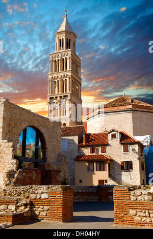 Glockenturm der Kathedrale der Hl. doimus der Jungfrau Maria geweiht, ursprünglich auf den achteckigen 4. Jahrhundert n.chr. erbaut Stockfoto