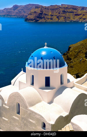 Blaue Kuppel byzantinischen Orthodoxen Kirche, Oia, ia, Santorini, Kykladen, Griechenland, Europa Stockfoto