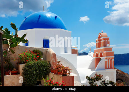 Blaue Kuppel byzantinischen Orthodoxen Kirche, Oia, ia, Santorini, Kykladen, Griechenland, Europa Stockfoto