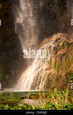 Wasserfall über die Travertin Ablagerungen von Plitvicer Seen, Nationalpark Plitvicer Seen, UNESCO-Weltkulturerbe, Kroatien, Europa Stockfoto