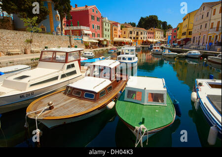 Boote in den Hafen von Veli Losinj, Losinj, Kroatien, Europa Stockfoto