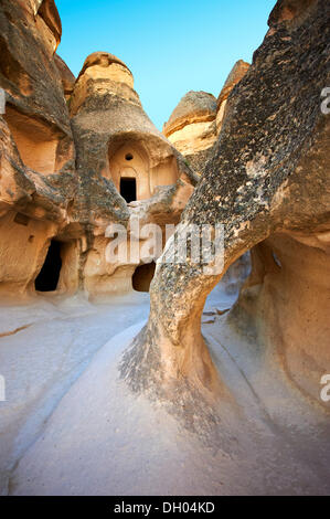 Frühe christliche Kirche in der Feenkamine, rock-Formationen, in der Nähe von Zelve, Kappadokien, Türkei Stockfoto