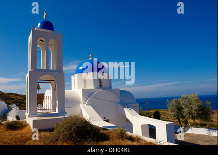 Blaue Kuppel der griechisch-orthodoxen Kirche und Glockenturm in der Nähe von Oia, ia, Santorini, Kykladen, Griechenland, Europa Stockfoto