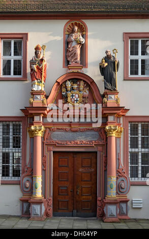 Renaissance-Portal mit den Figuren von St. Bonifatius, Jesus Christus und Hl. Benedikt von Nursia, der ehemaligen Klostergebäude Stockfoto