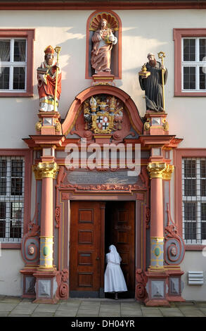 Renaissance-Portal mit den Figuren von St. Bonifatius, Jesus Christus und Hl. Benedikt von Nursia, der ehemaligen Klostergebäude Stockfoto