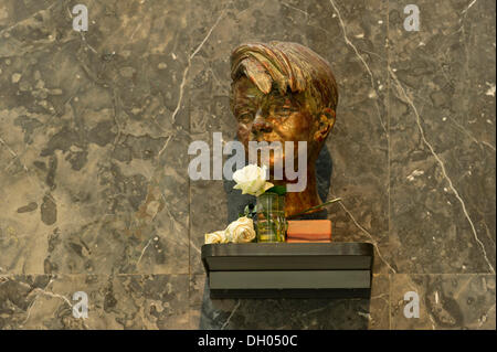 Bronze-Büste von Sophie Scholl von Nikolai Tregor, weiße Rose Denkmal, Gegner des Dritten Reiches, Lichthof, Atriums der LMU Stockfoto