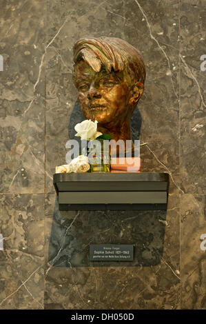 Bronze-Büste von Sophie Scholl von Nikolai Tregor, weiße Rose Denkmal, Gegner des Dritten Reiches, Lichthof, Atriums der LMU Stockfoto