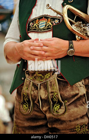 Musiker eine bayerische Blaskapelle bayerische Tracht mit Lederhosen oder Lederhosen tragen Stockfoto