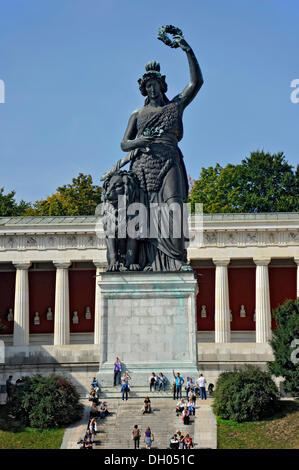 Bronze-Statue von Bayern vor der Volkskraft Gebäude, München, Bayern, Oberbayern Stockfoto