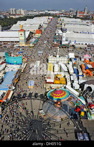 Straße von den Bierzelten mit dem Schatten der Ferris wheel, Oktoberfest Festival, München, Bayern, Oberbayern Stockfoto