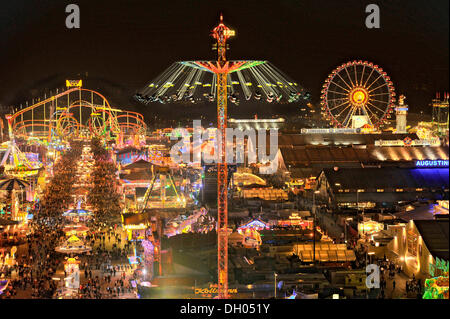 Blick auf das Oktoberfest-Festival in der Nacht, mit beleuchteten Ständen, Bierzelte und Kirmes Fahrgeschäfte, Oktoberfest Festival, München Stockfoto