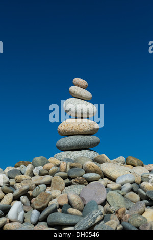 Rock Cairn auf Stonewall Strand, Chilmark, Matha Vineyard, Massachusetts, USA Stockfoto