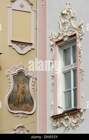 Fresken und Stuck arbeiten an Fassaden, Straubing, Bayern, Niederbayern, PublicGround Stockfoto